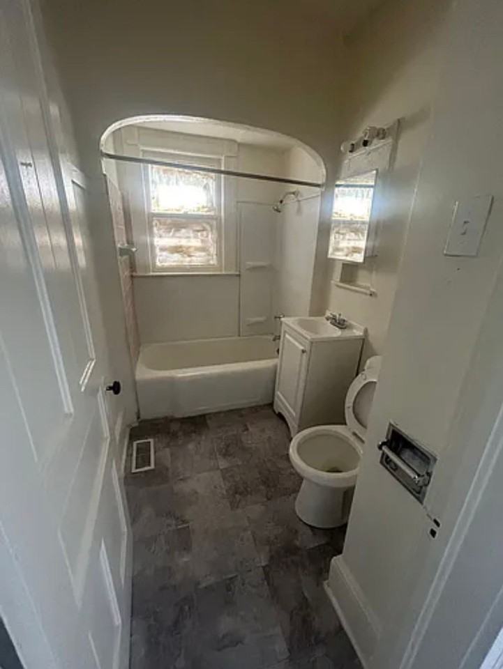 Spacious 3BR Lower Duplex Rental - Photo 2 of 8