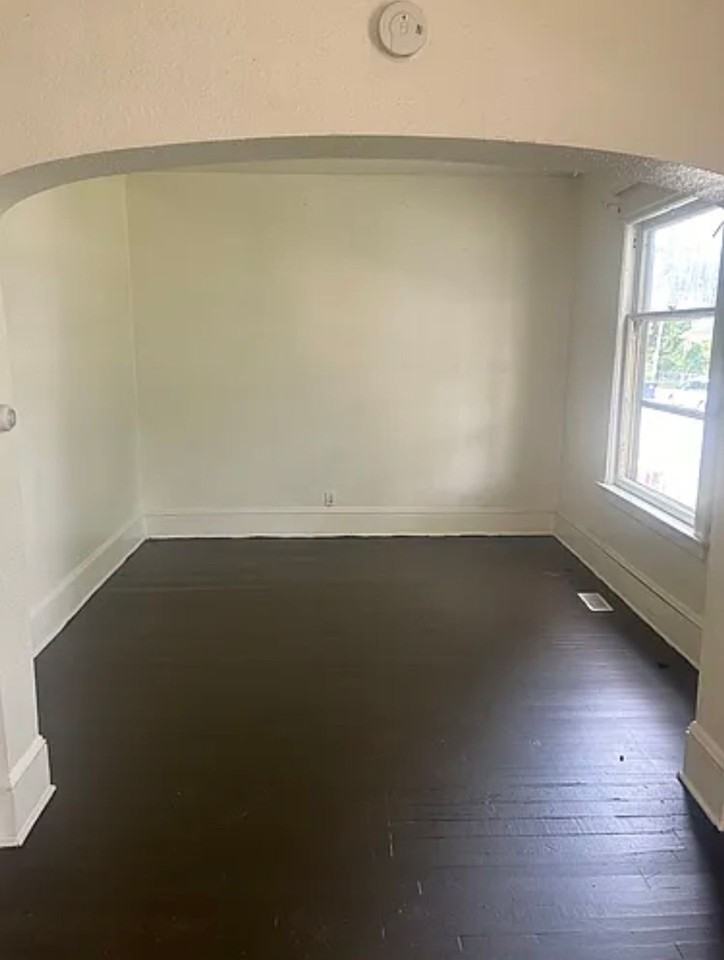 Spacious 3BR Lower Duplex Rental - Photo 4 of 8