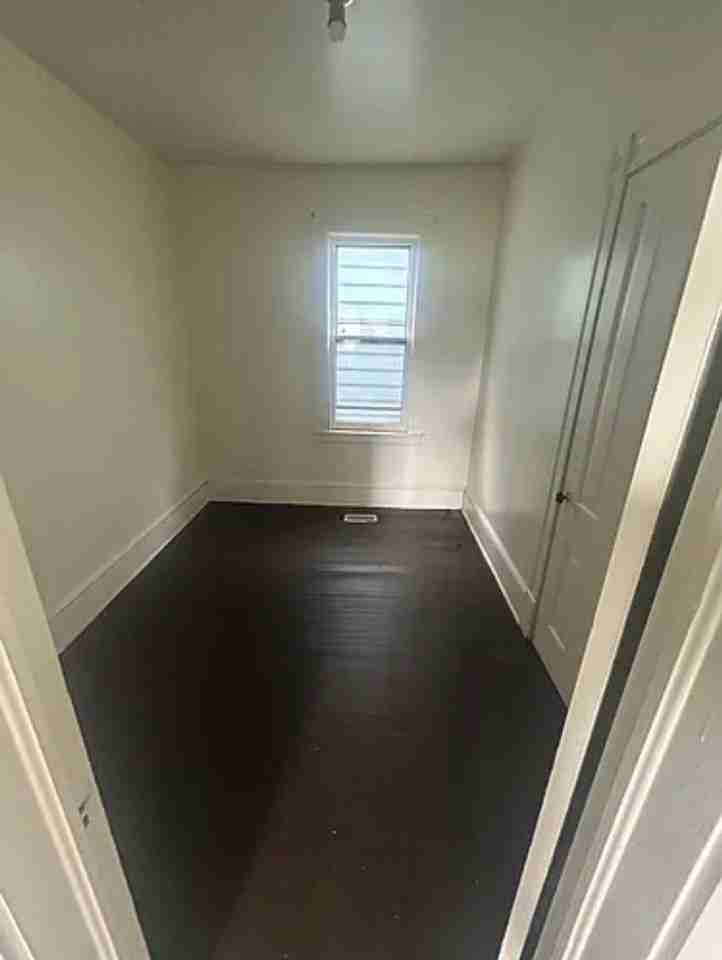 Spacious 3BR Lower Duplex Rental - Photo 6 of 8