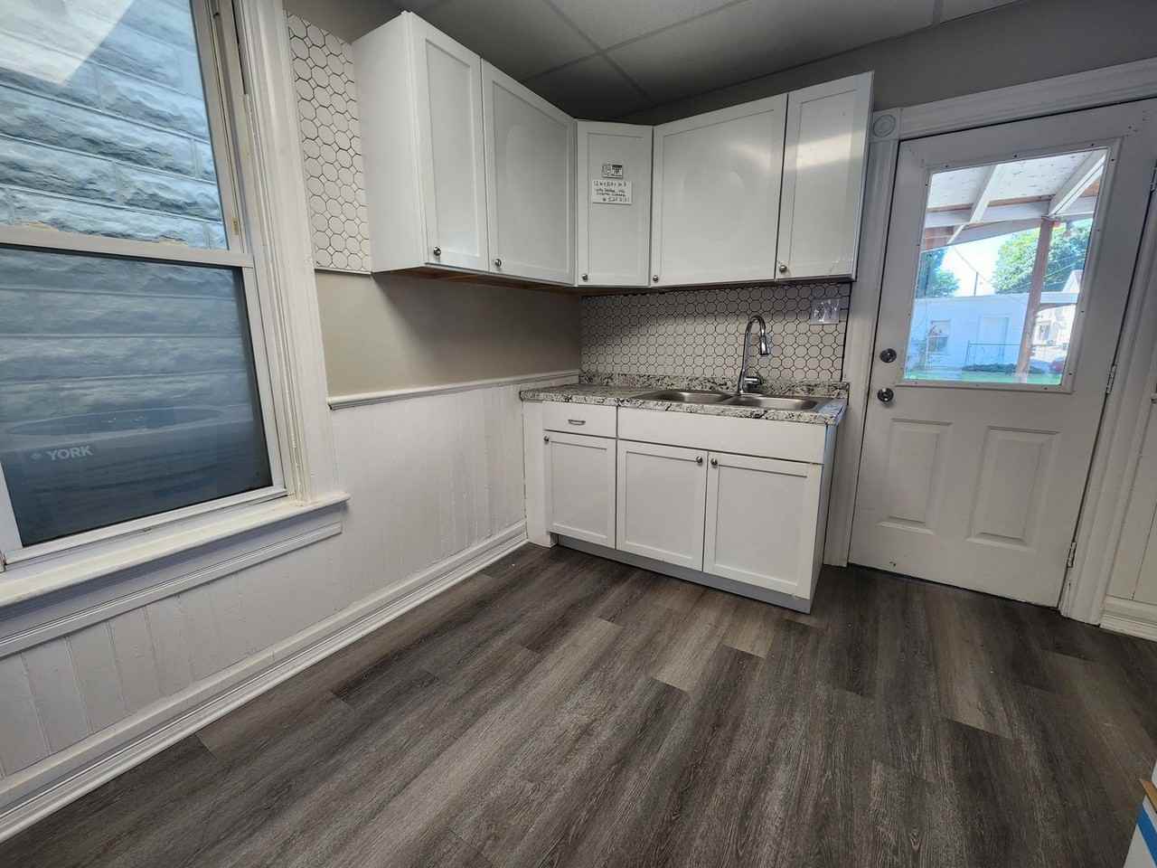 550 E Queen St - Photo 2 of 18
