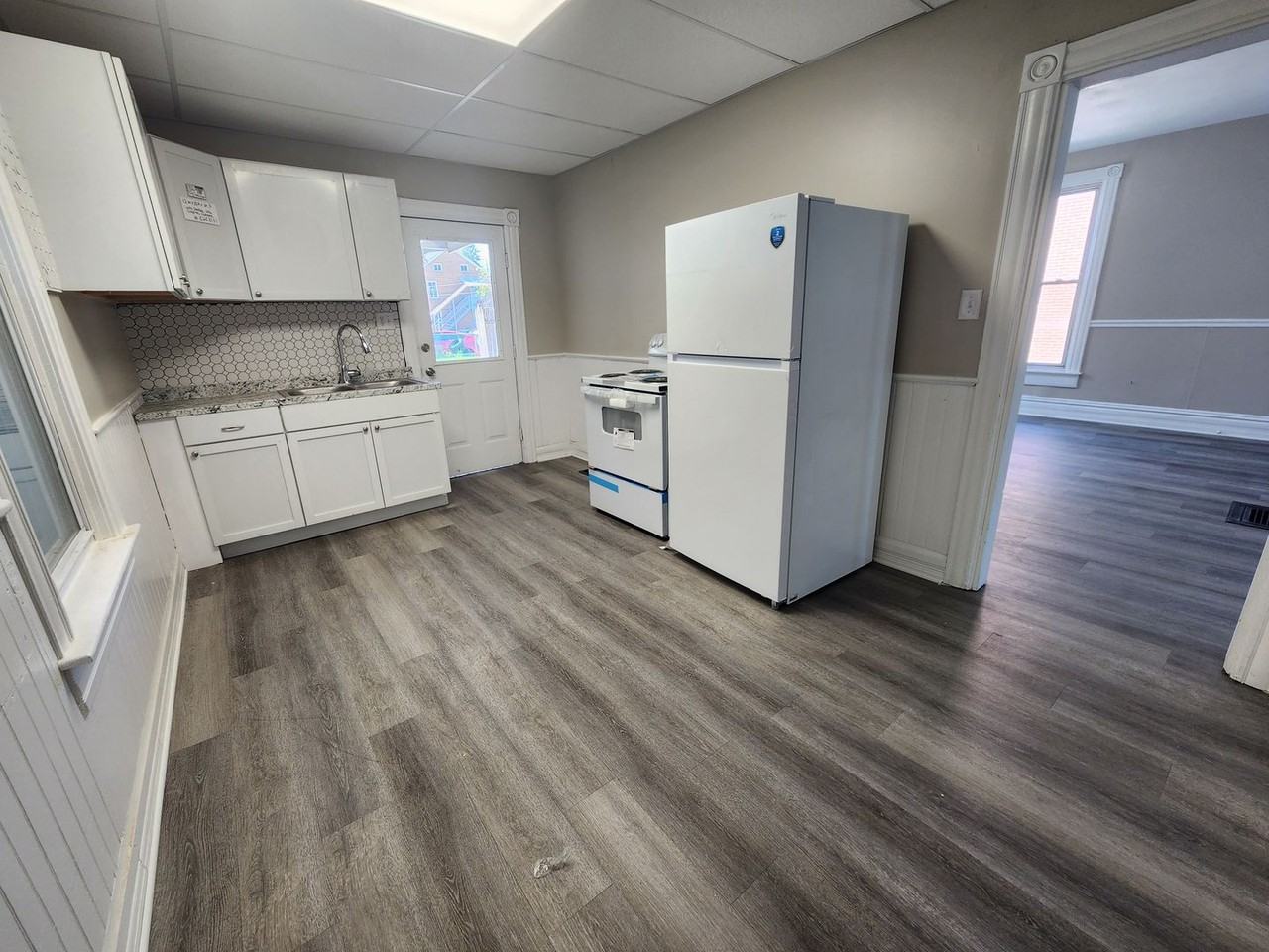 550 E Queen St - Photo 3 of 18