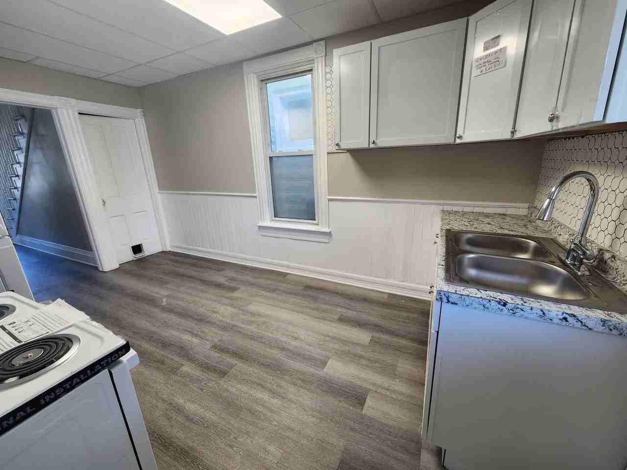 550 E Queen St - Photo 4 of 18