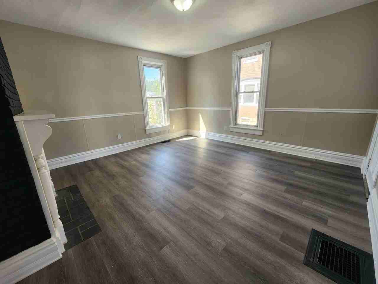 550 E Queen St - Photo 5 of 18