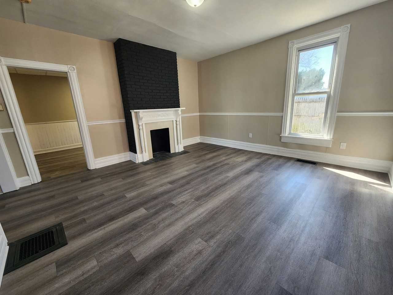 550 E Queen St - Photo 6 of 18