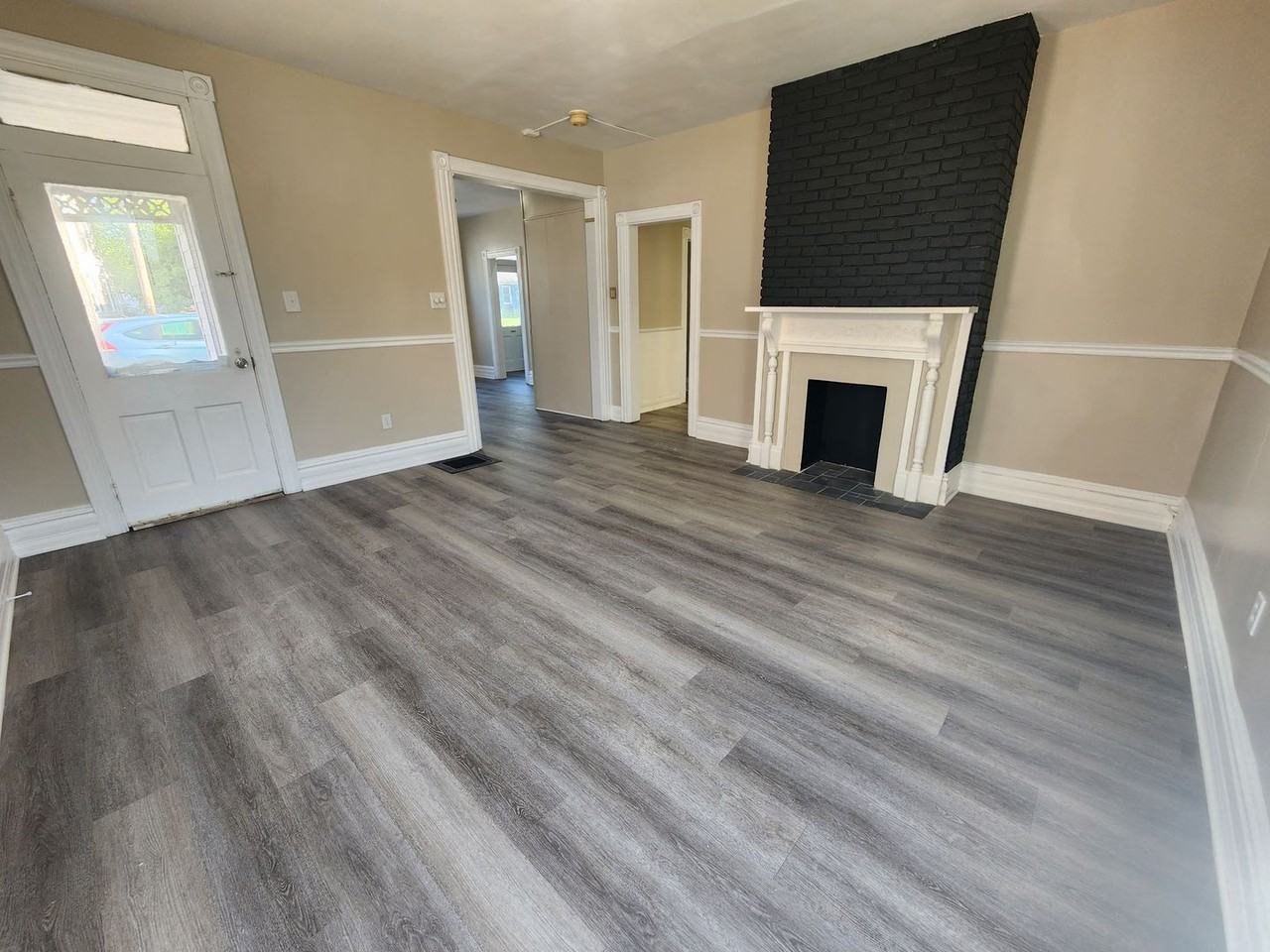 550 E Queen St - Photo 7 of 18
