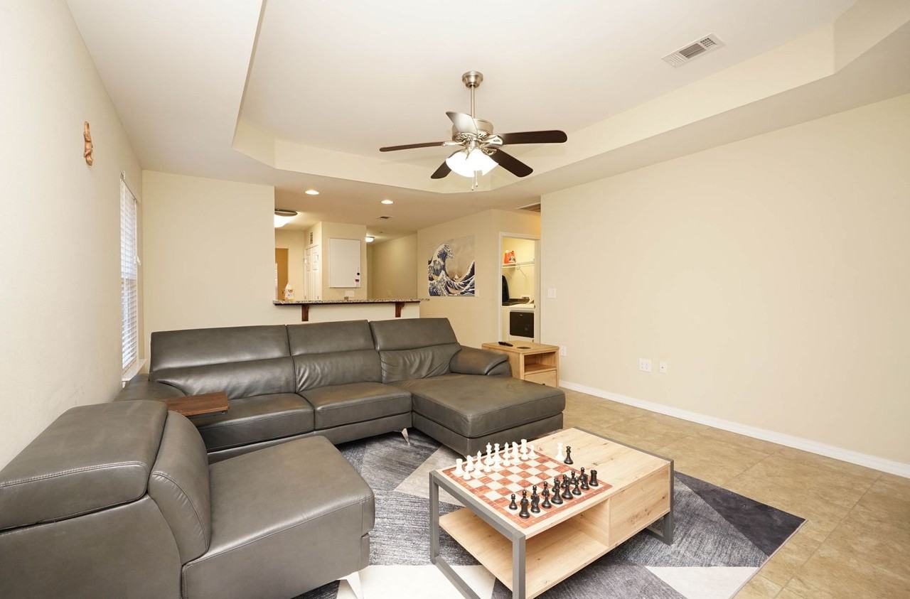 605 32nd St - Photo 4 of 36