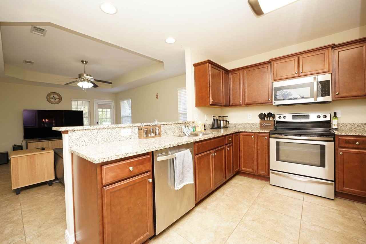 605 32nd St - Photo 5 of 36