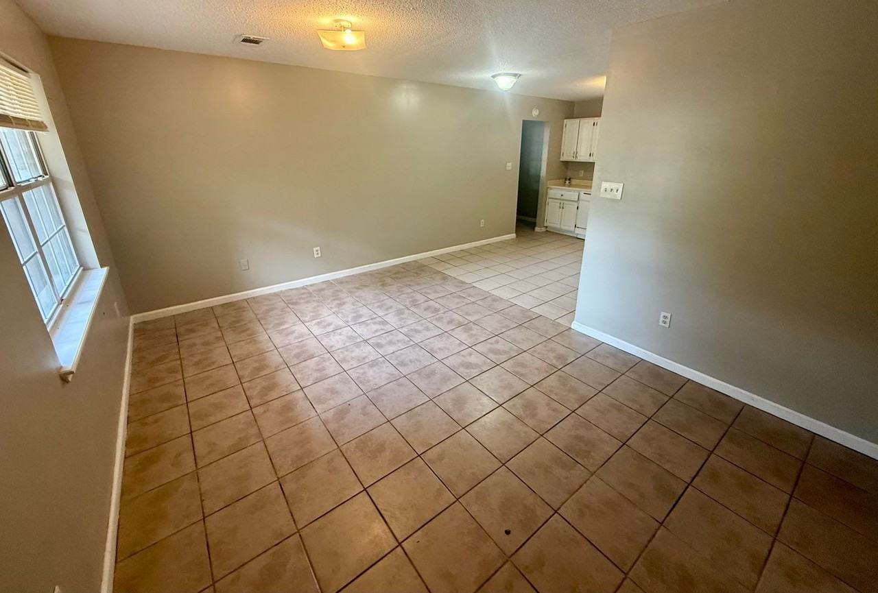 1008 Daybreak Dr - Photo 2 of 9
