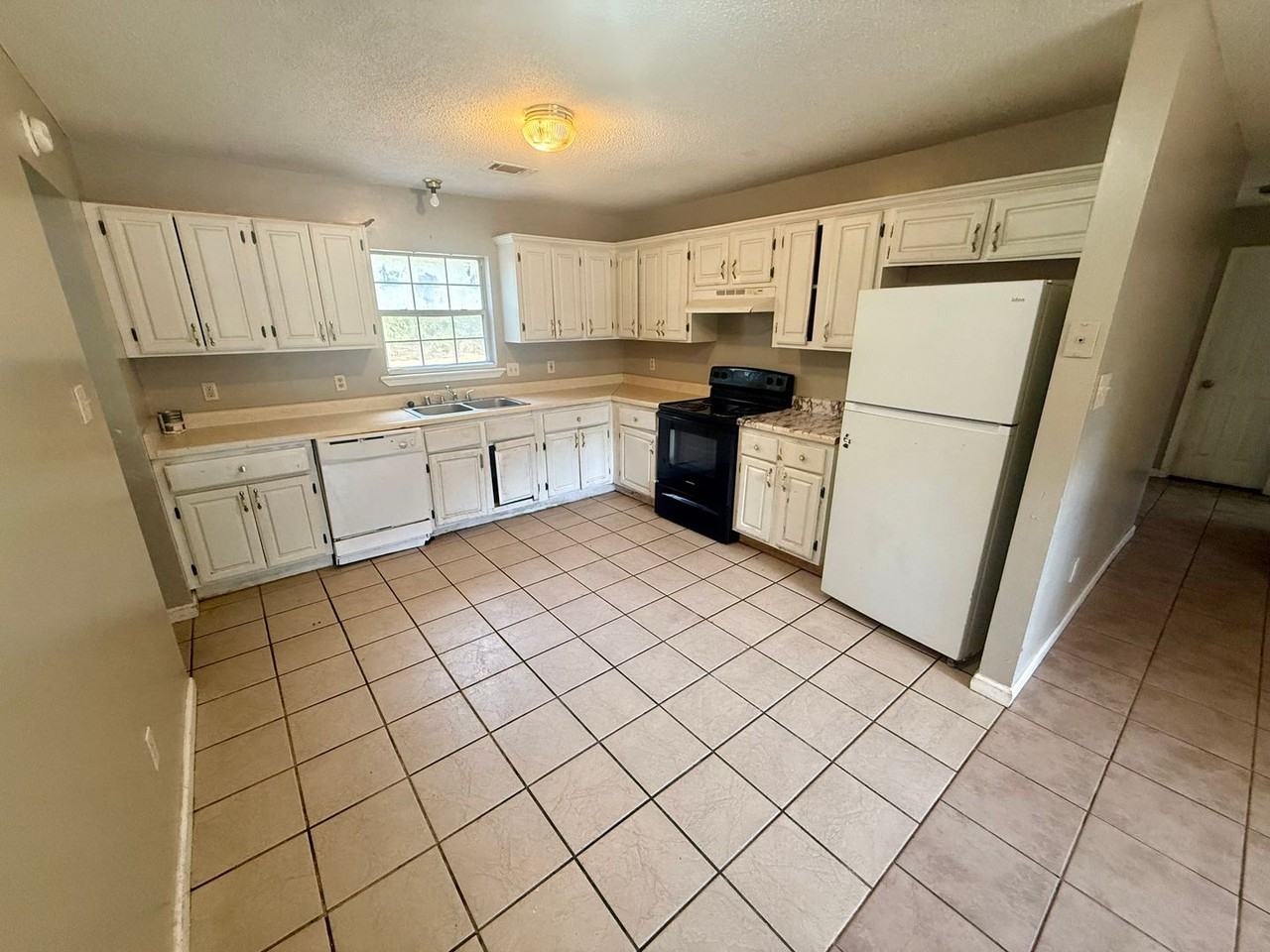 1008 Daybreak Dr - Photo 4 of 9