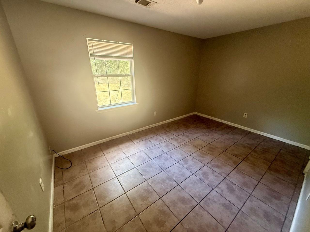 1008 Daybreak Dr - Photo 5 of 9