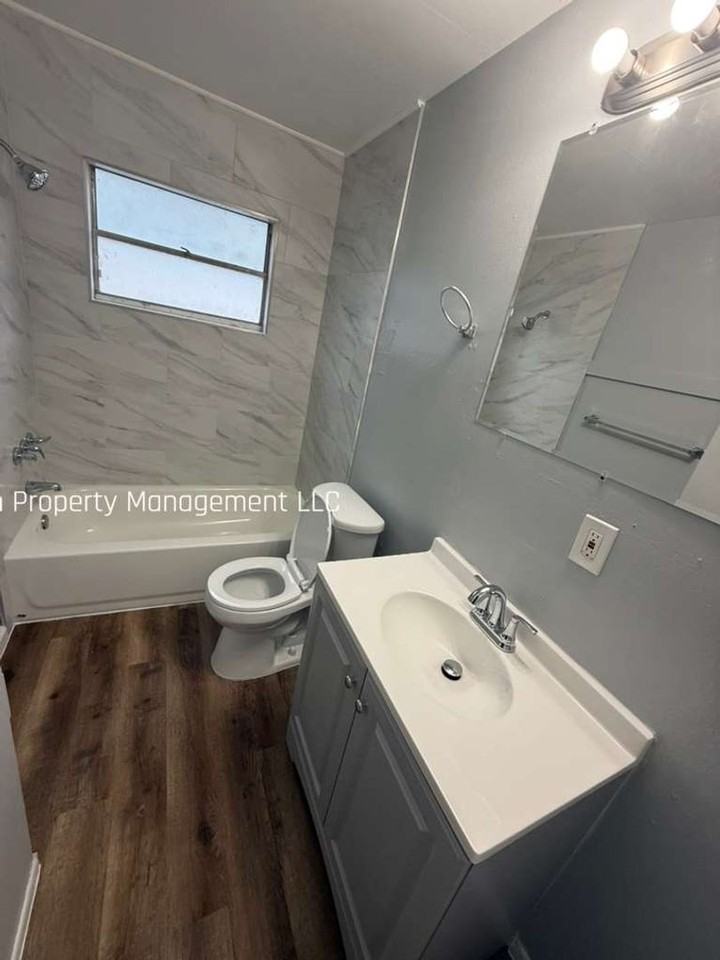 8215 N 17th St #B - Photo 3 of 9
