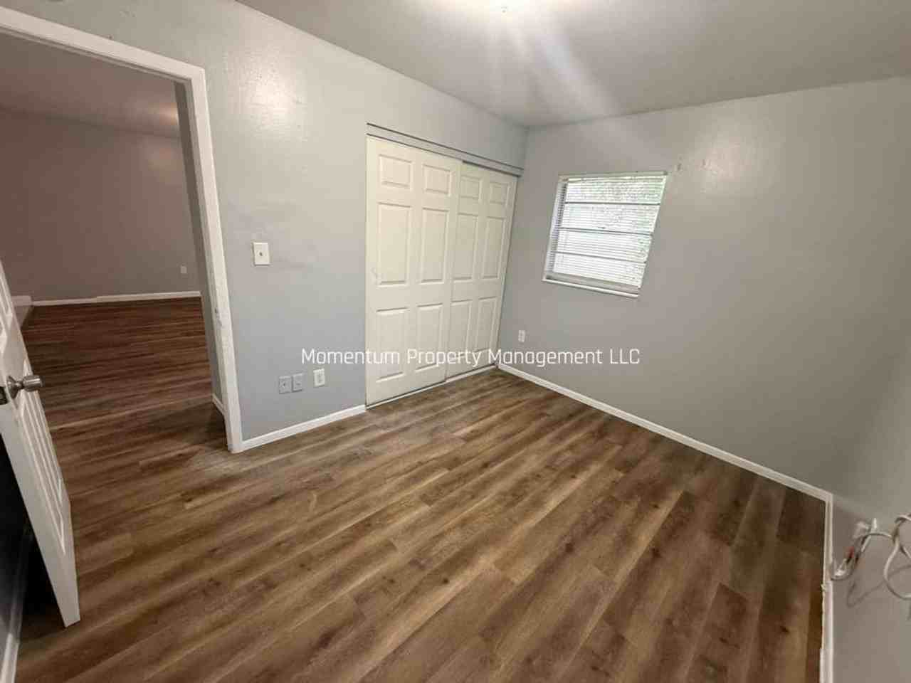 8215 N 17th St #B - Photo 6 of 9