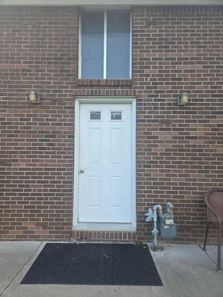 419 W 8th St - Photo 2 of 15
