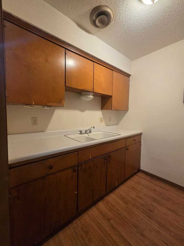 419 W 8th St - Photo 7 of 15