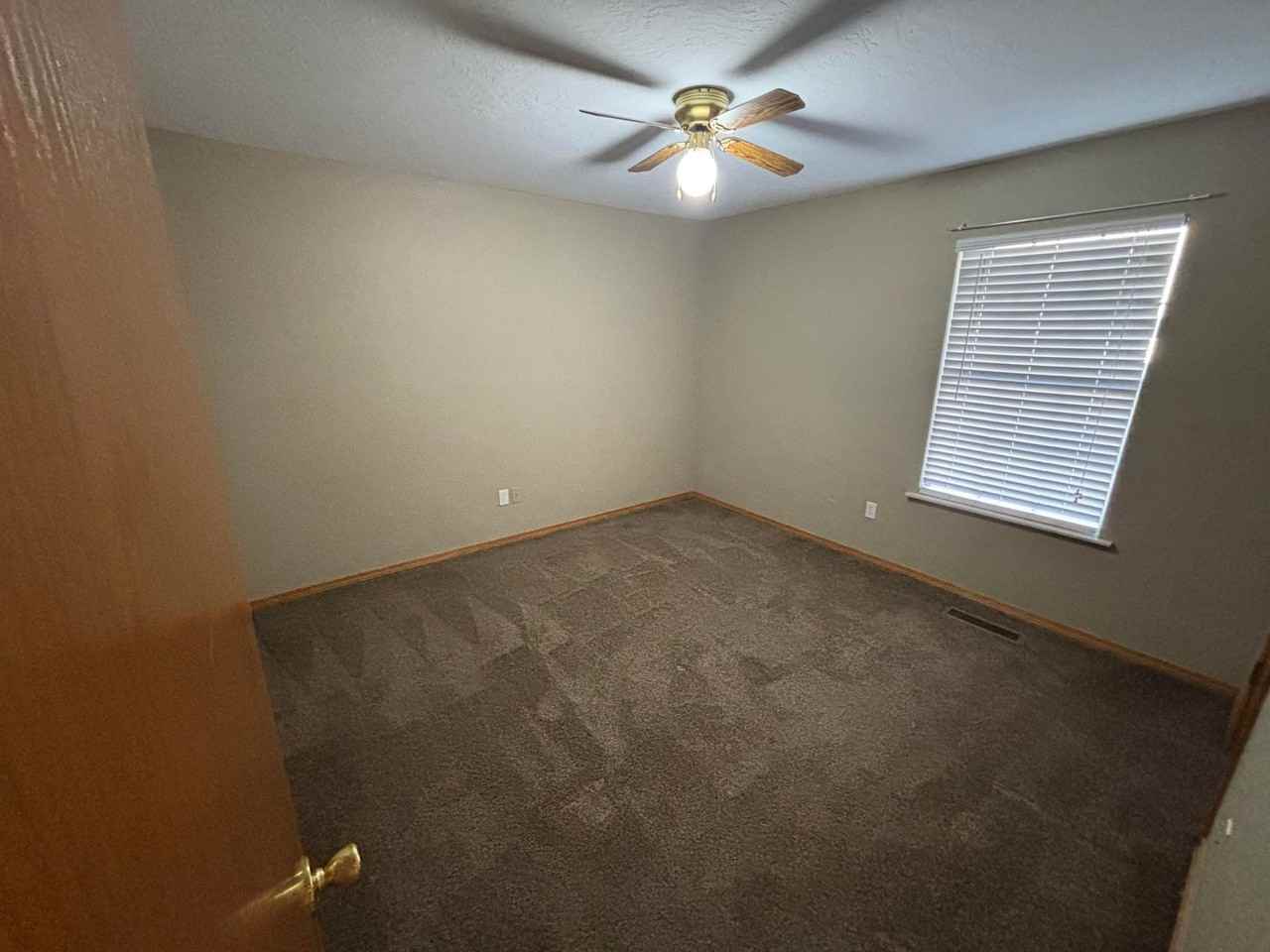 522 E Rogers Dr - Photo 4 of 17