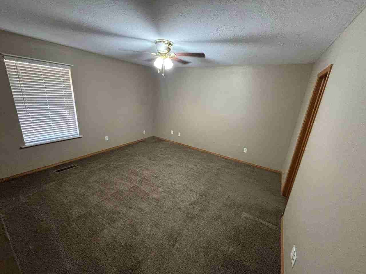 522 E Rogers Dr - Photo 6 of 17