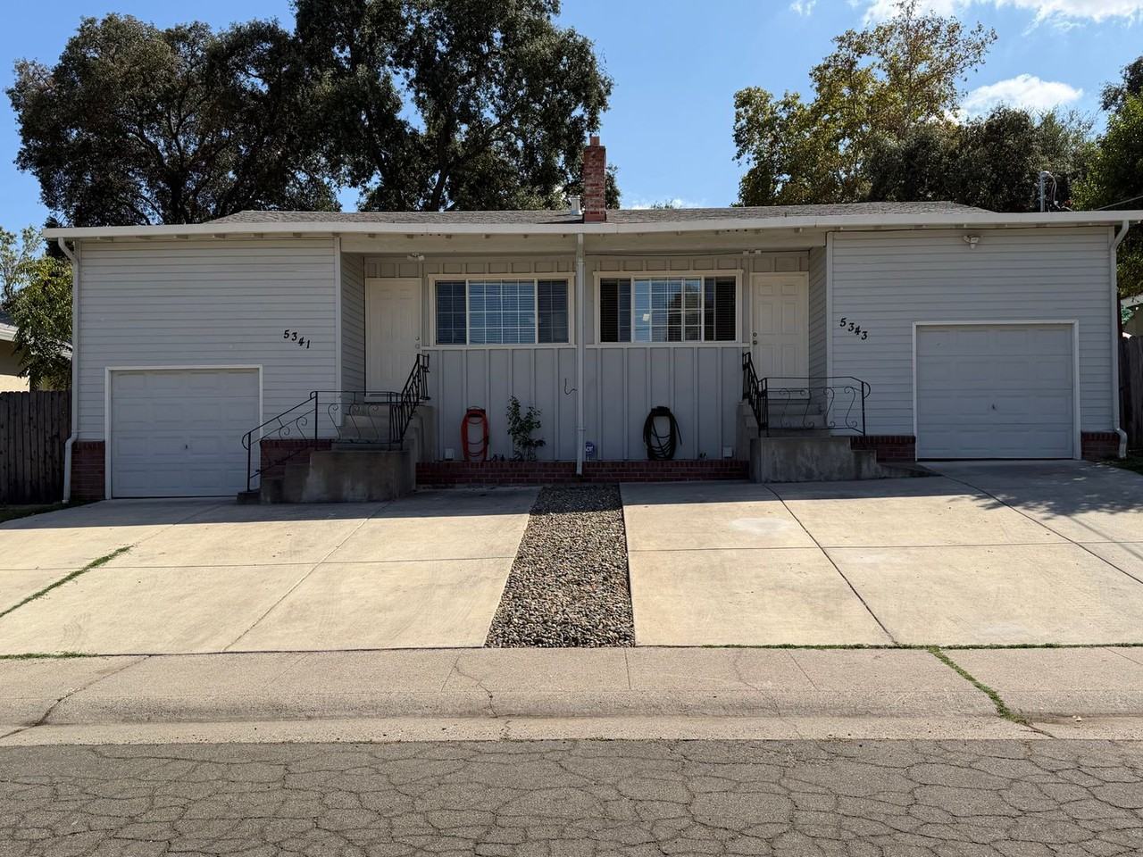 5343 Castle St - Photo 2 of 19