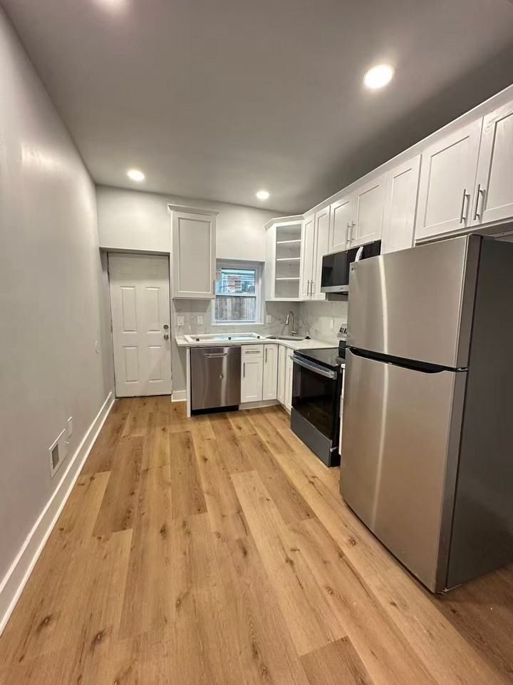2039 Sigel St - Photo 4 of 17