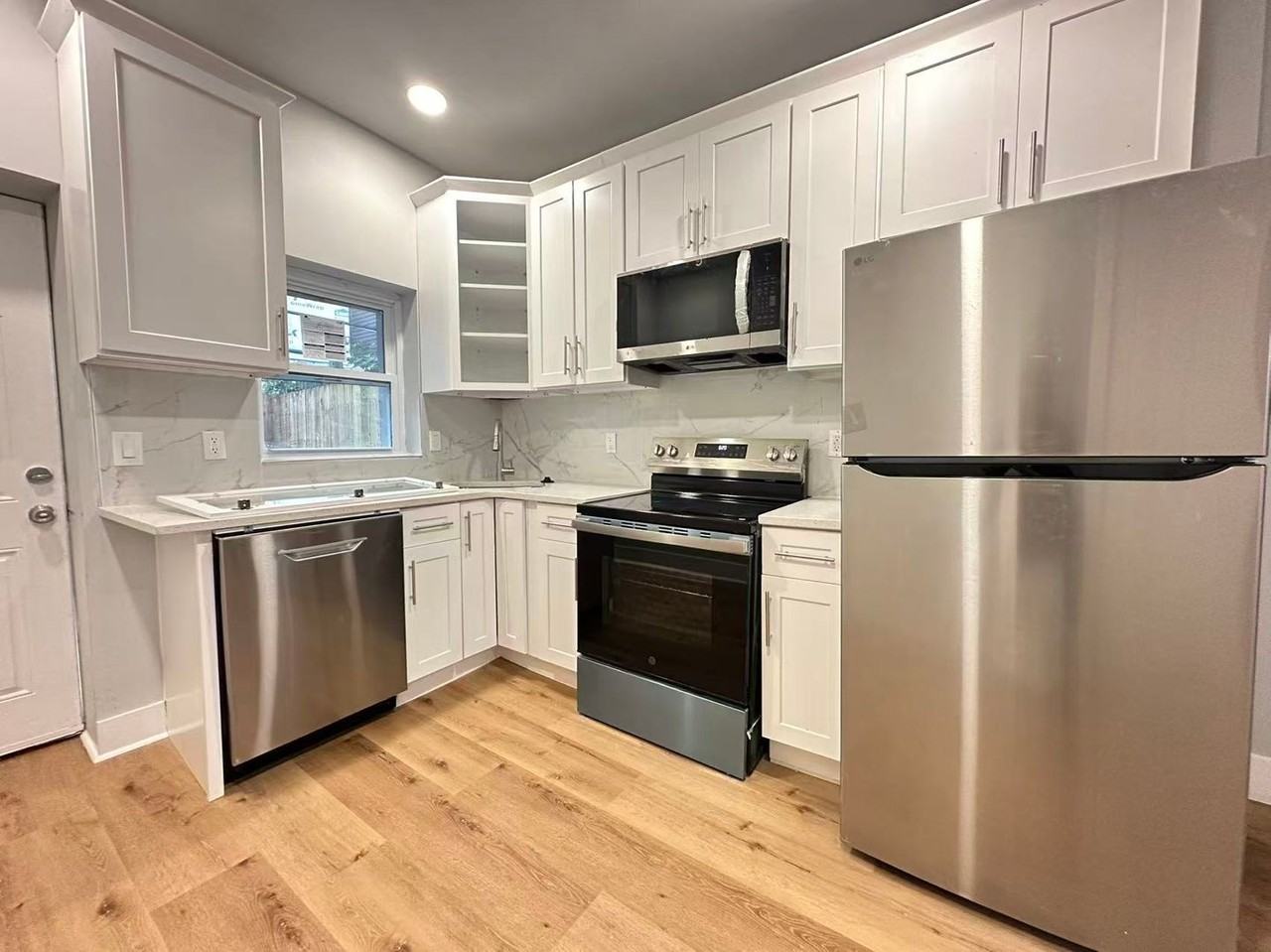 2039 Sigel St - Photo 6 of 17