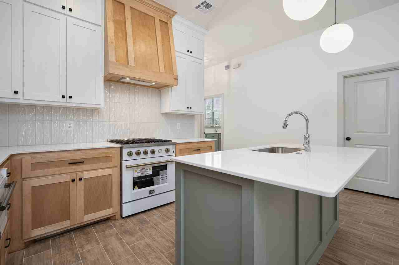 11937 Nw 120th St - Photo 2 of 25