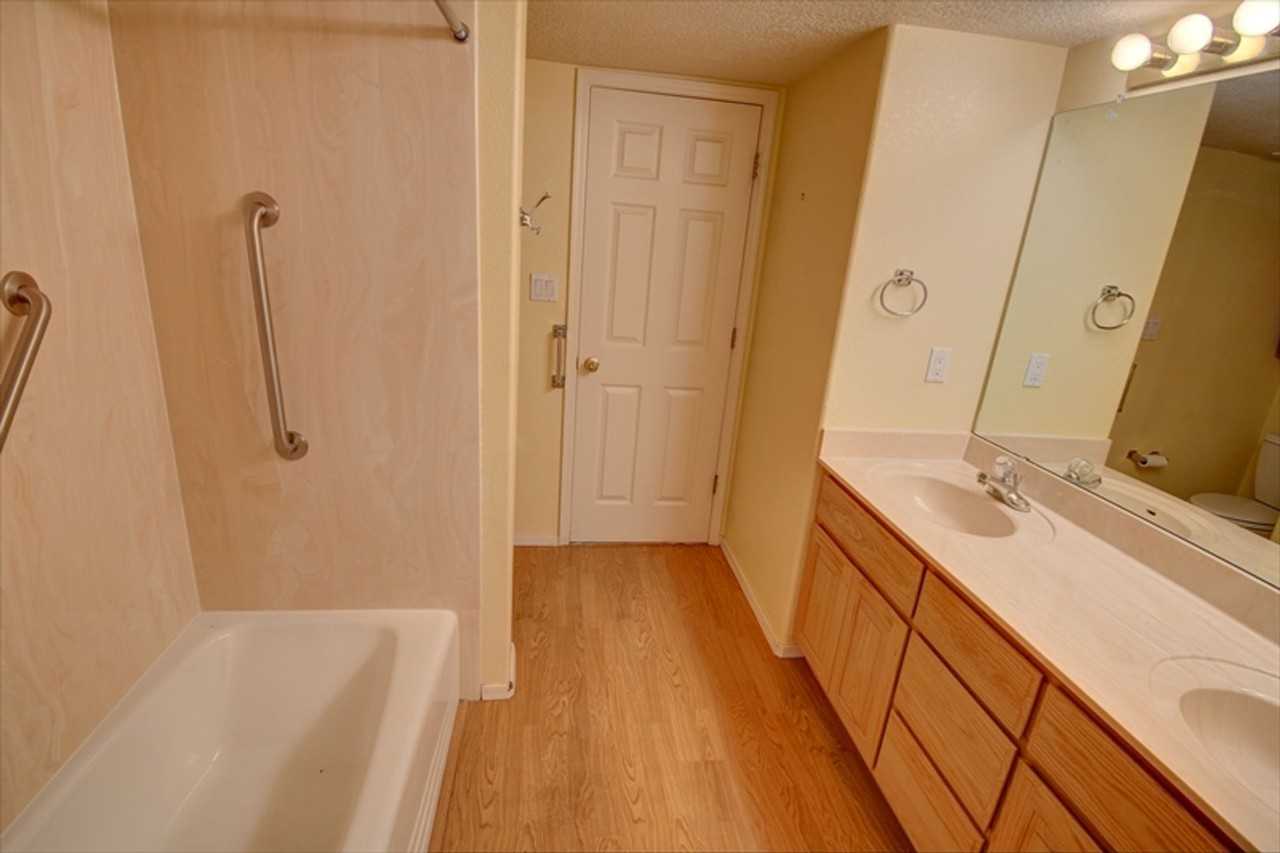 10028 Del Chaparral Ct Ne - Photo 5 of 13
