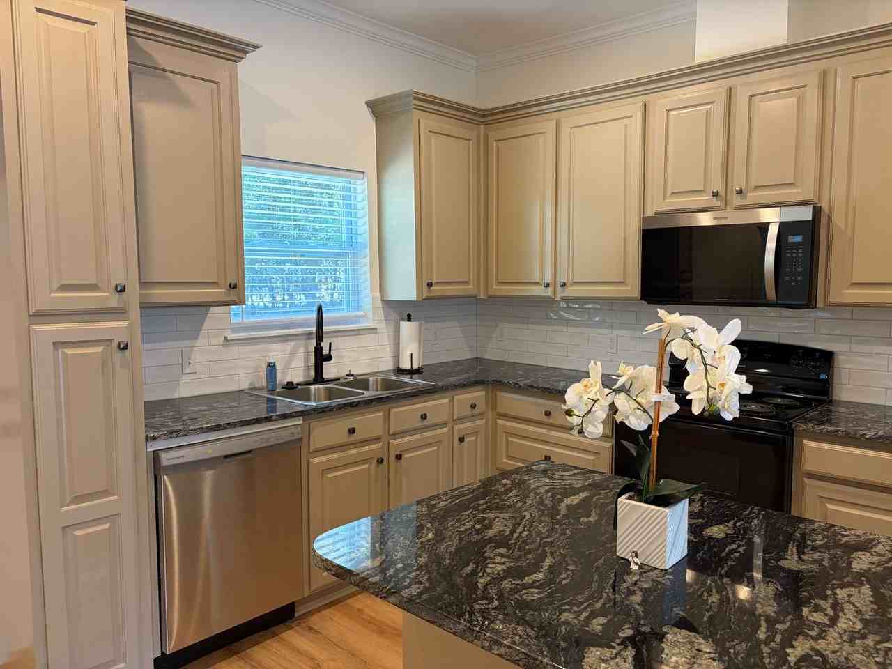 6407 Lexington Ave - Photo 7 of 15
