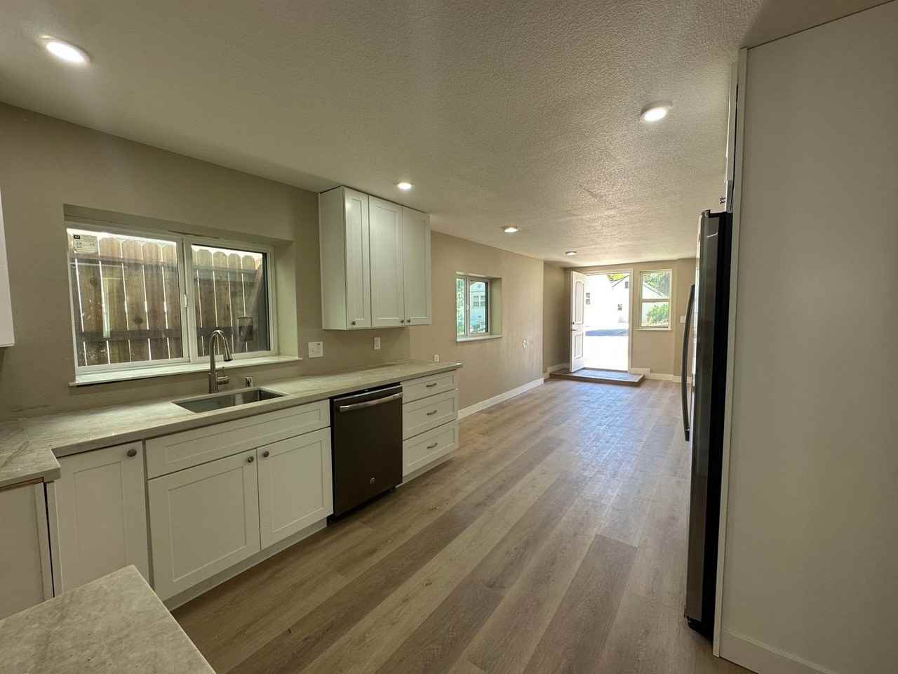 1564 53rd St - Photo 5 of 17