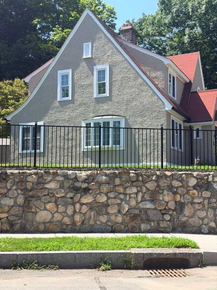860 Pleasant St - Photo 3 of 22