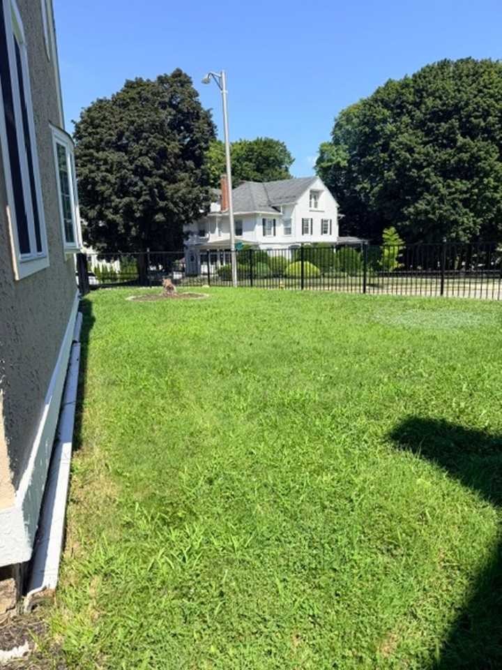 860 Pleasant St - Photo 5 of 22