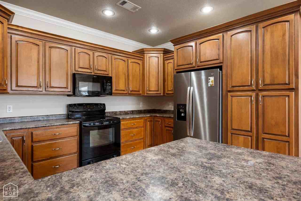 4801 Lochmoor Cir - Photo 3 of 15