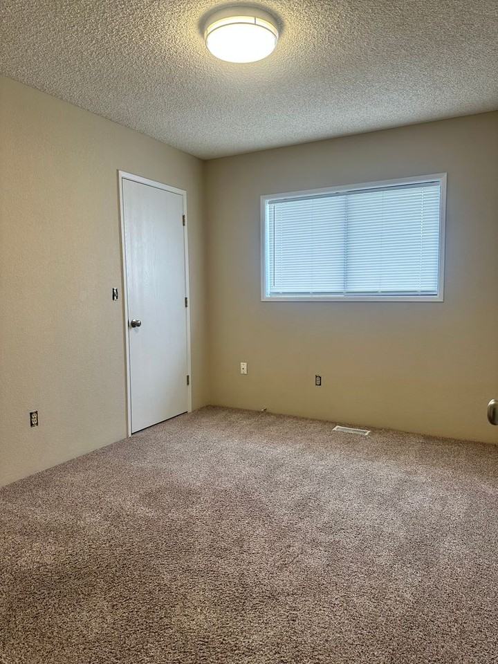609 11th St Ne - Photo 5 of 10