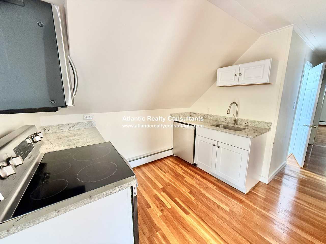 159 Winsor Ave #3 - Photo 3 of 11