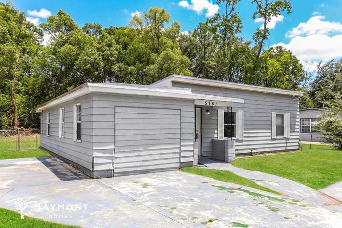 5761 Iris Blvd - Photo 4 of 12