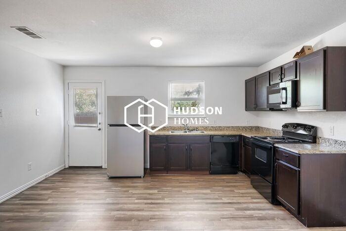 1813 Effie St - Photo 5 of 14