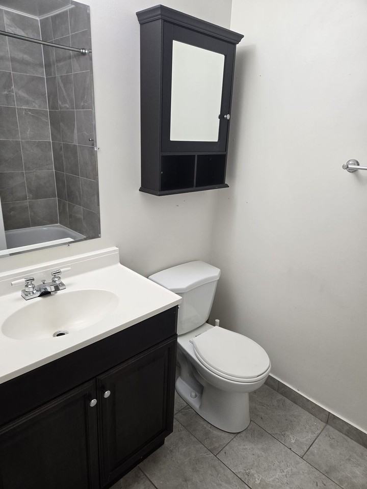 240 26 Ave Ne - Photo 7 of 11