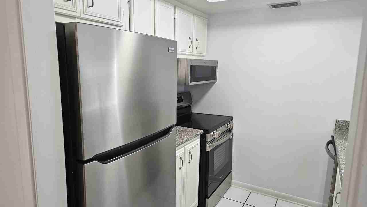 1112 W Main St #E6 - Photo 2 of 10