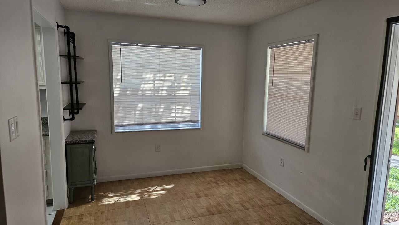 1112 W Main St #E6 - Photo 3 of 10