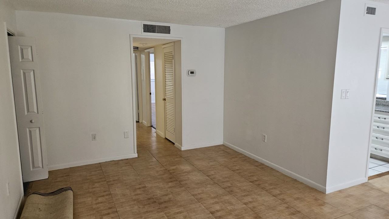 1112 W Main St #E6 - Photo 4 of 10