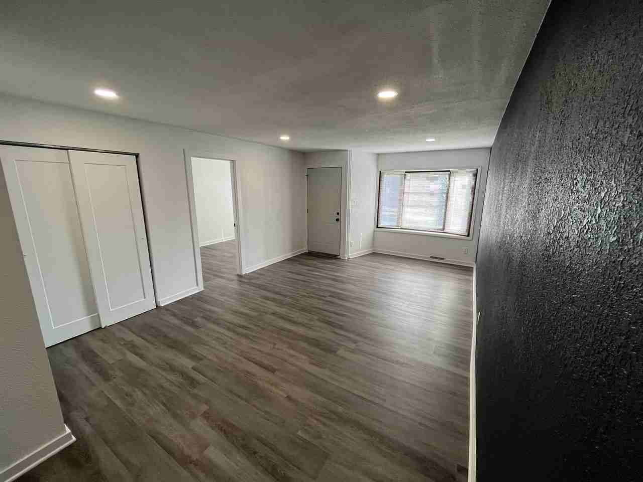 5406 W Lloyd St - Photo 2 of 10