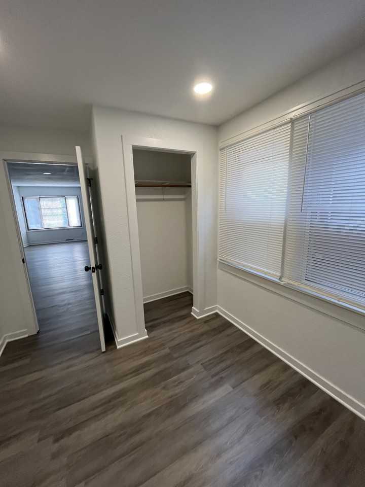 5406 W Lloyd St - Photo 5 of 10
