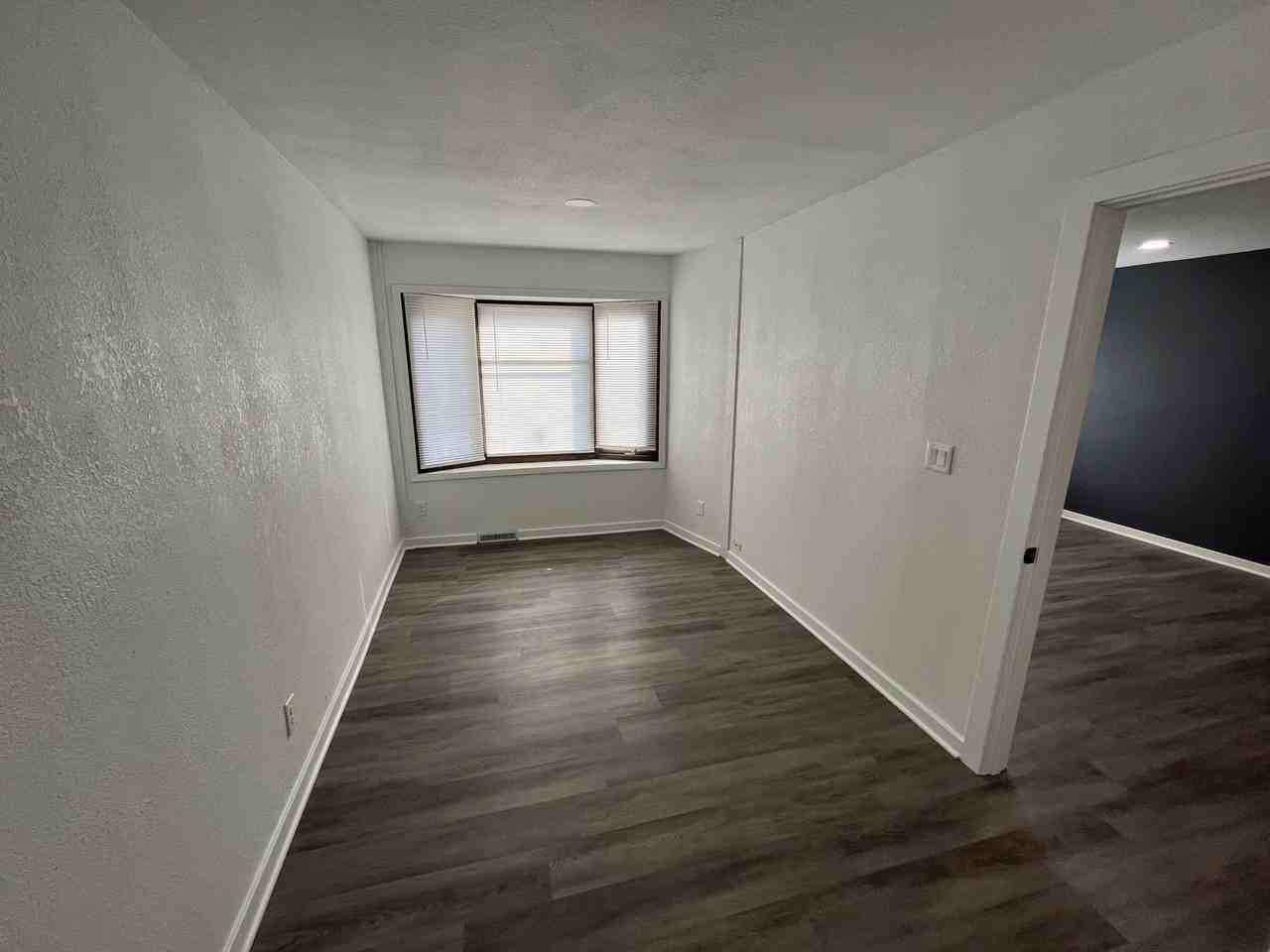 5406 W Lloyd St - Photo 6 of 10