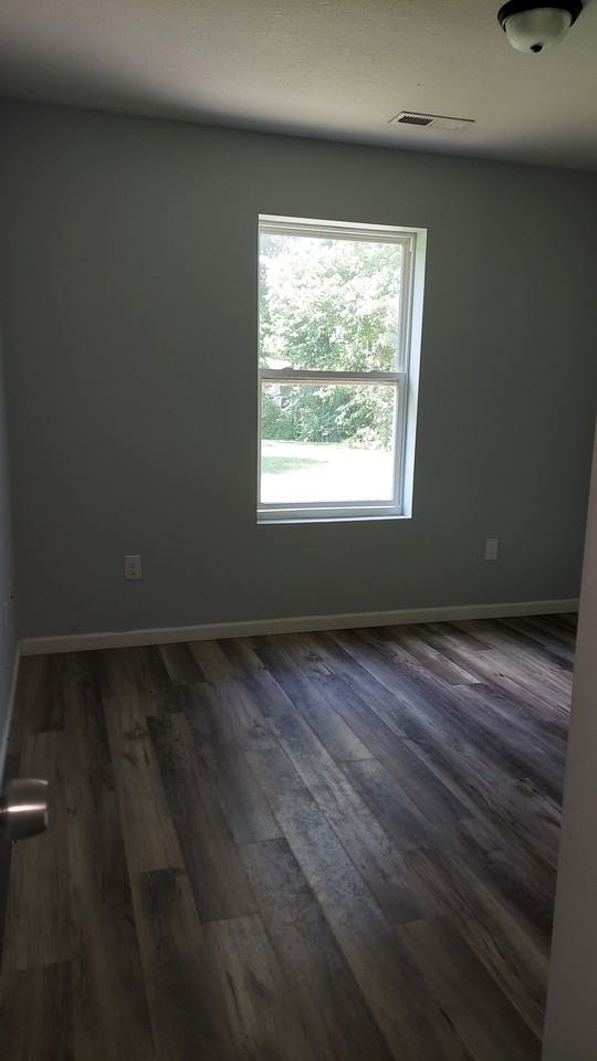 909 W Love St #NA - Photo 7 of 9