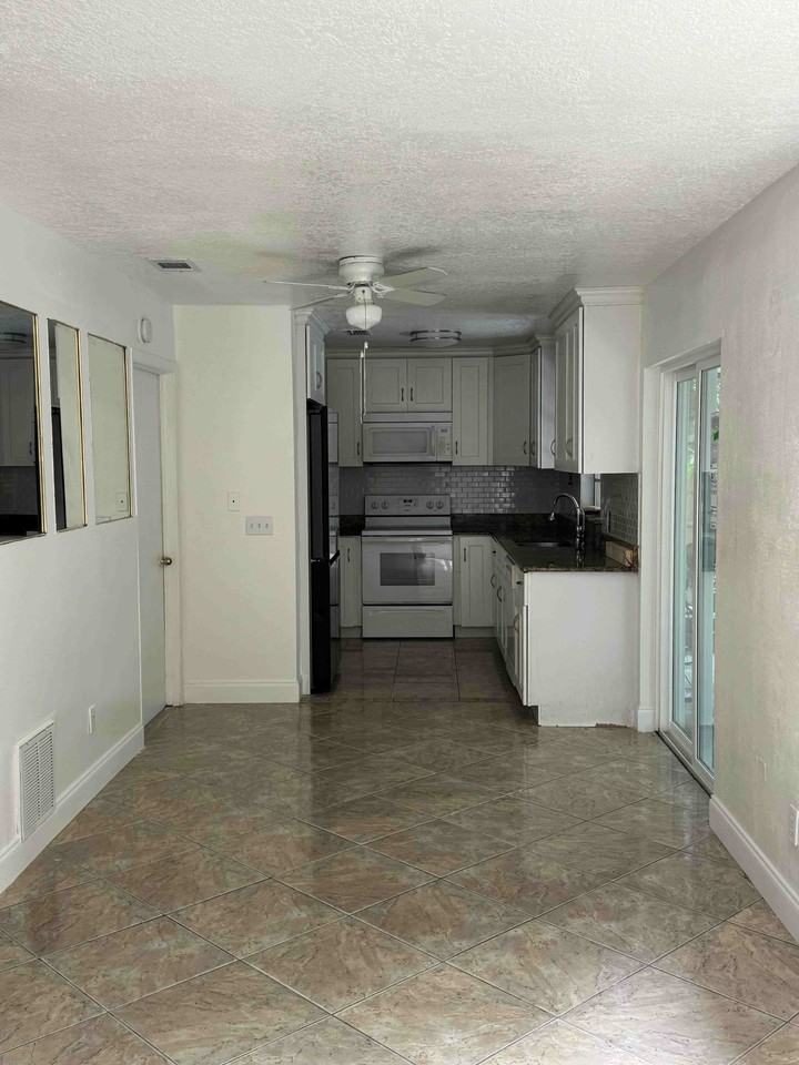 2102 Las Palmas Cir #NA - Photo 4 of 13