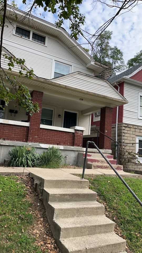 229 Oxford Ave - Photo 2 of 26