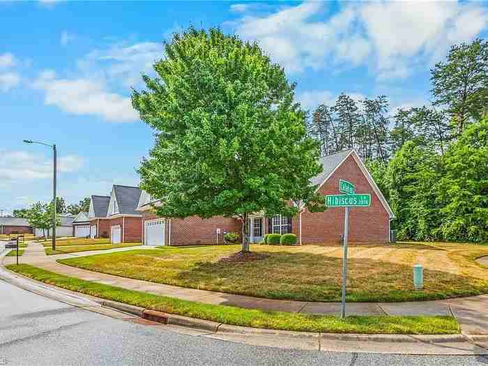 2074 Hibiscus Ln - Photo 3 of 34
