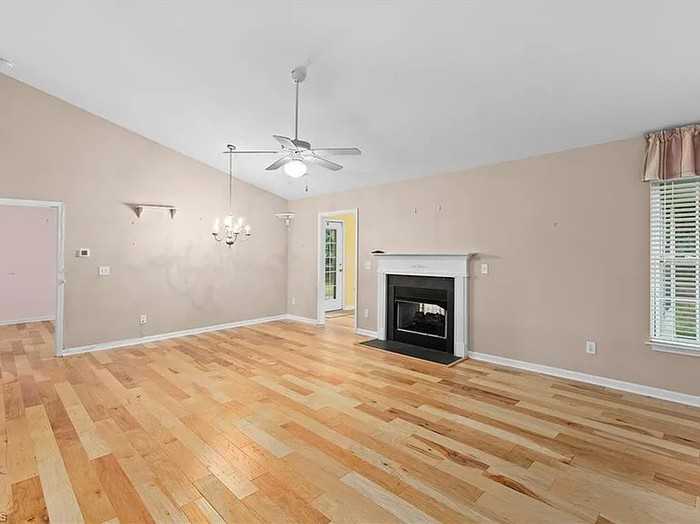2074 Hibiscus Ln - Photo 5 of 34