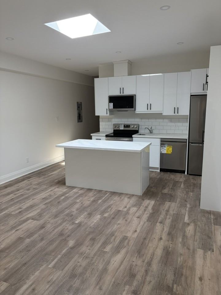 2231 Dundas St W - Photo 2 of 5