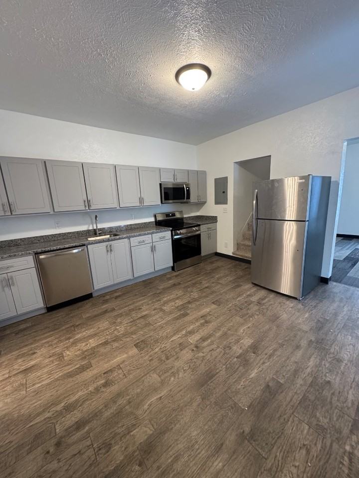 601 N 5th St - Photo 3 of 18