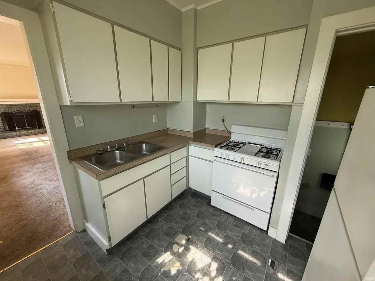1133 Altgeld St - Photo 2 of 11