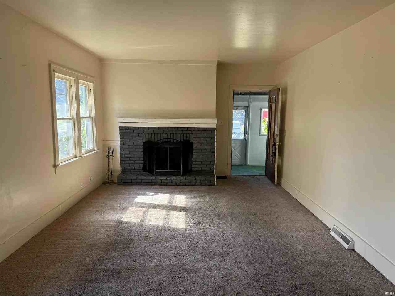 1133 Altgeld St - Photo 4 of 11